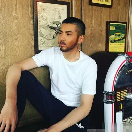 吴亦凡留板寸穿白色半袖 帅气络腮胡直到鬓角