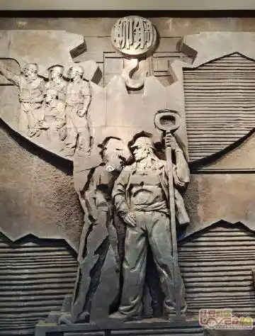 柳州工业博物馆浮雕中,那体现柳钢工人敞开工作服在炼钢的形象虽然