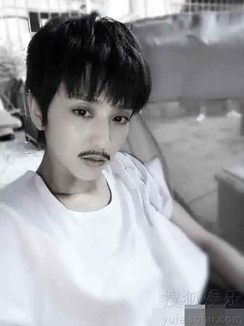 佟丽娅男装扮相帅气.