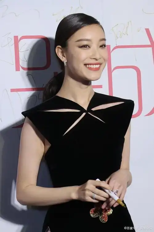 倪妮最近有点疲惫,她已经连续打了好几天同性"擦边球".