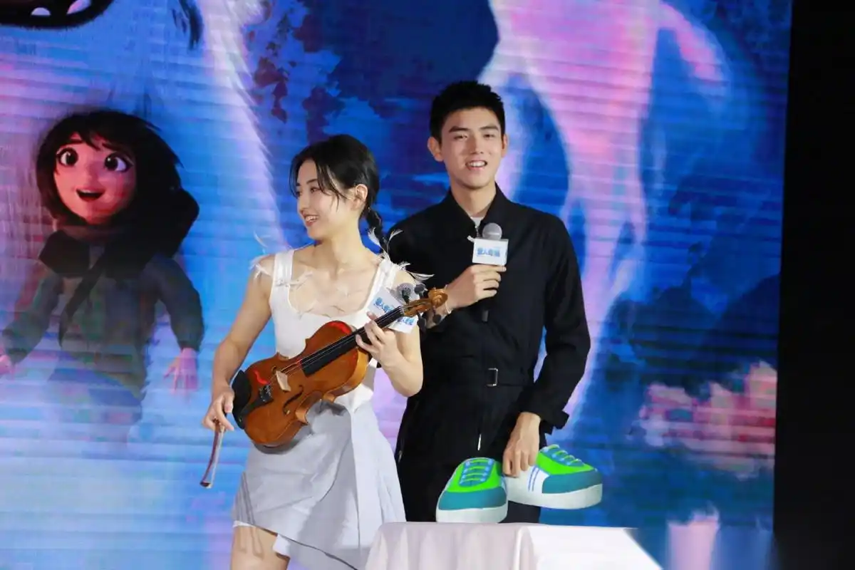 张子枫和陈飞宇这个组合有点甜?果然长的好看的人都白搭.