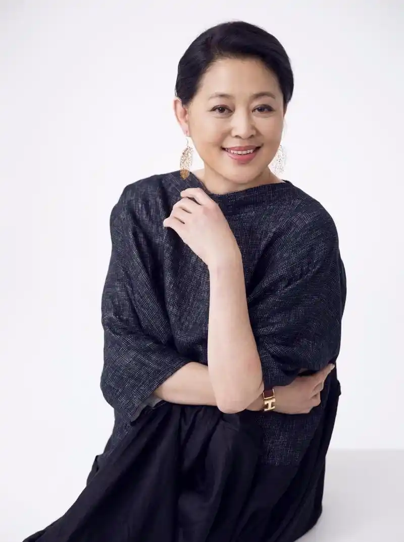 59岁倪萍半年暴瘦20斤,大方分享减肥秘籍,网友表示:臣妾做不到