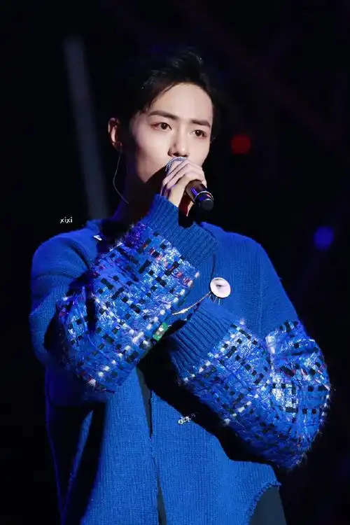 肖战#【肖战】身穿蓝色毛衣深情演唱《满足》的舞台战好帅,好温柔,好