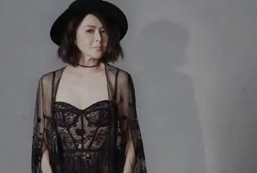 原创57岁关之琳少女心不会减少穿着粉色连衣裙自信满满