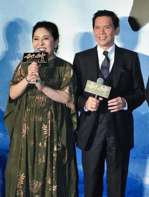 向太与老公秀恩爱穿小黑裙配8000万钻石项链瘦一圈仍有贵妇范