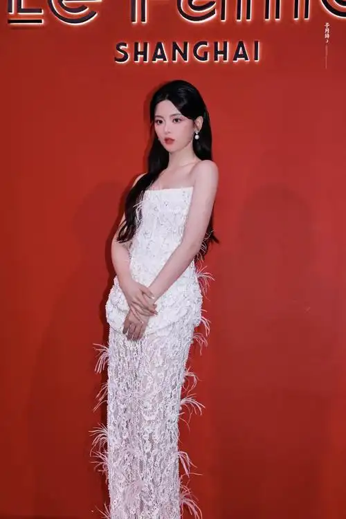 杨超越钉珠蕾丝裙##杨超越上海时装周