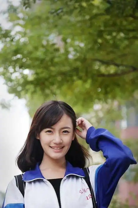 "最美校服女生"高晴