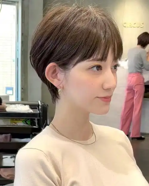 原创女人过了30岁选什么发型推边头满头卷锁骨发越剪越时尚