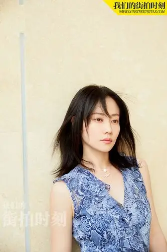 谭卓初夏清凉街拍美腿修长肩颈线优越