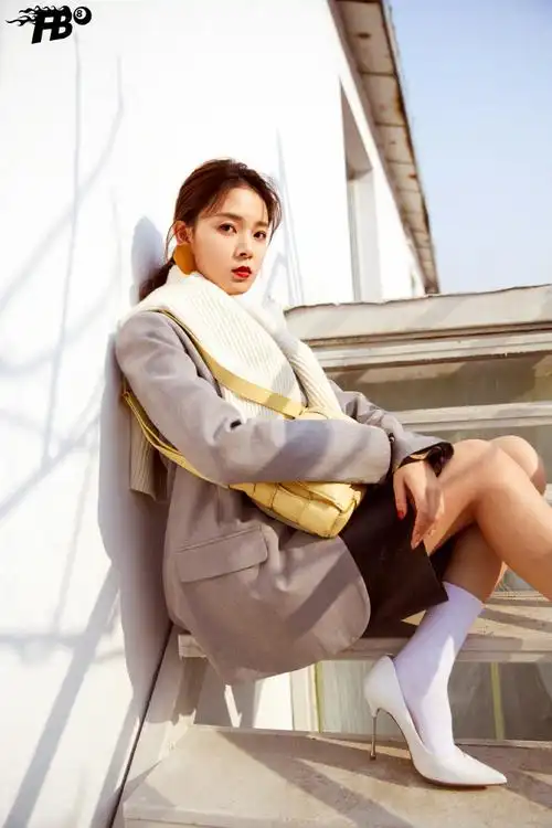 陈瑶真是个衣架子!皮质短裤 西装外套超帅气,身材比例超好