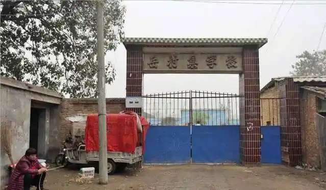 赵丽颖就出生在这个河北廊坊大长亭村,这个小山村并不富裕,卫生室破旧