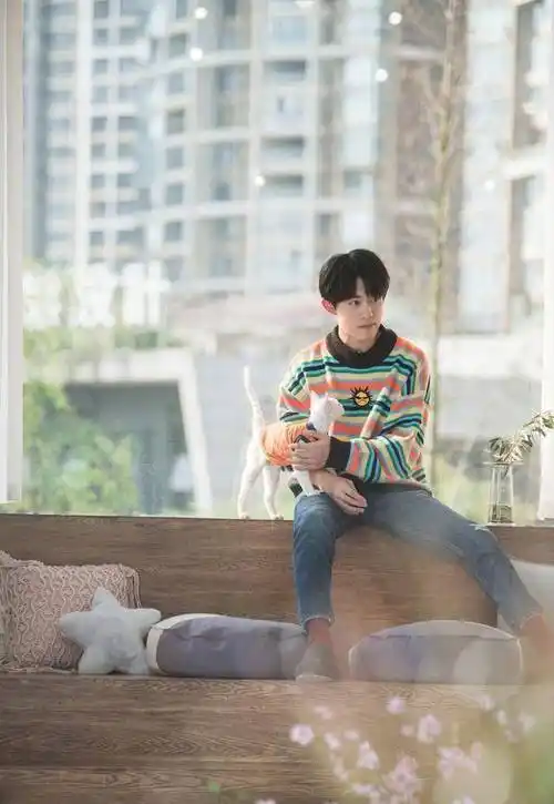 原创易烊千玺最新营业照条纹彩色毛衣极具少年感温柔气质挡不住