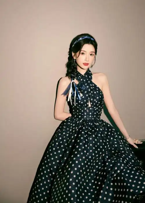 毛晓彤蓝色丝带编发,波点复古风连衣裙,搭配侧马尾造型