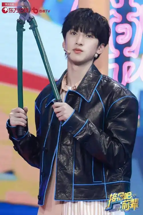 严浩翔夏天穿皮衣皮裤##严浩翔反季节穿搭