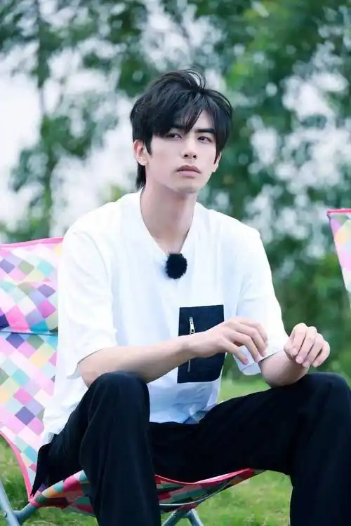 一天5个瓜:蔡徐坤要公开恋情,范丞丞加盟跑男与前姐夫李晨合体_朱一龙