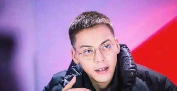 陈伟霆寸头造型燃爆现场!被网友盛赞像樱木花道?_舞台_男生_感觉