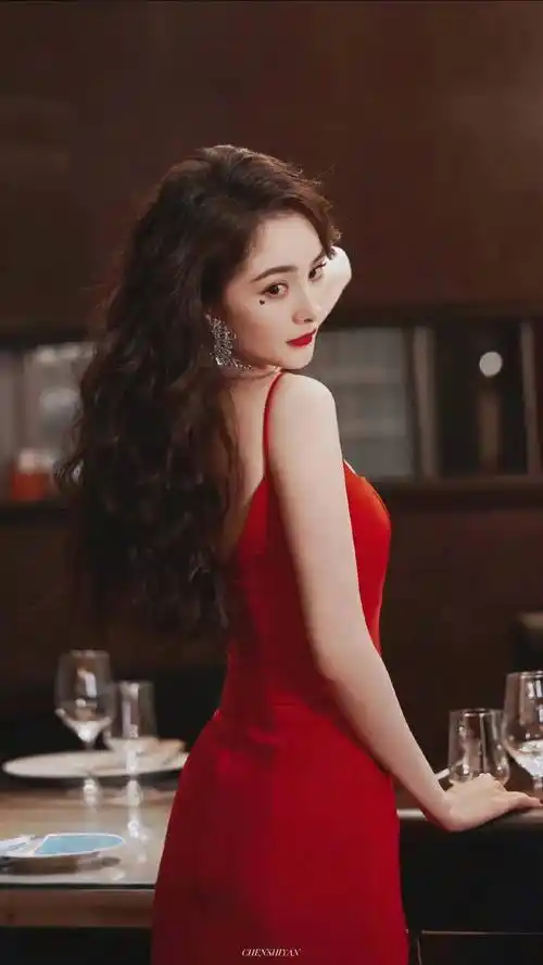 杨幂维秘新年写真,身穿红筒睡衣秀火辣身材,太性感迷人了!