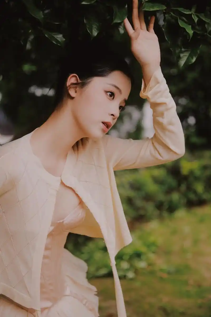 欧阳娜娜森林公主青春活力写真盘发造型乖巧甜美穿芭蕾裙轻盈优美