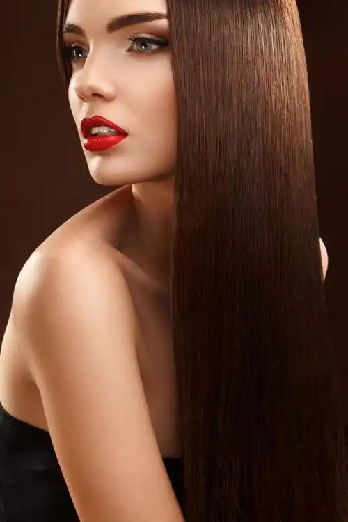 留着长长的棕色头发的美丽女人