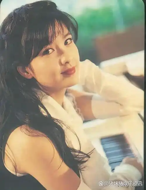 在80,90年代的香港娱乐圈,周慧敏这个名字无疑是无数人心中的女神.