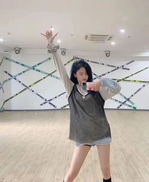 吴宣仪徐梦洁和紫宁对镜自拍穿搭青春时尚腹肌却成了亮点