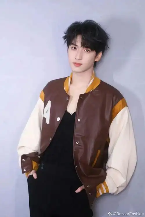 严浩翔棕色棒球服#棕色棒球服很帅,皮质材料酷酷的,内搭黑色低领烦＃