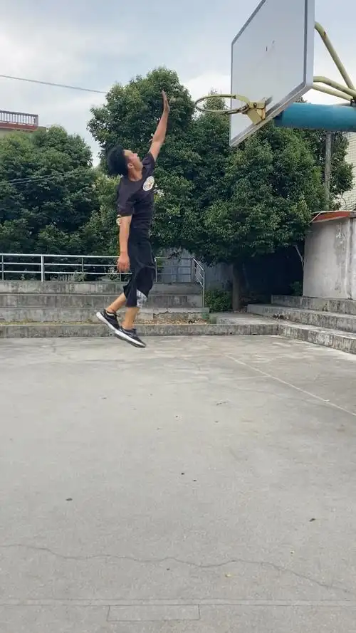 弹跳力#167的身高能摸篮筐厉害了.