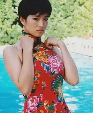 年轻时巩俐穿着花色旗袍看上去像以前农村做棉被的面料