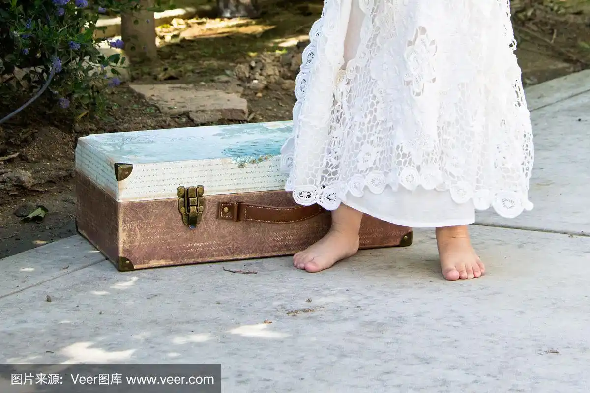 小女孩的脚趾和手提箱