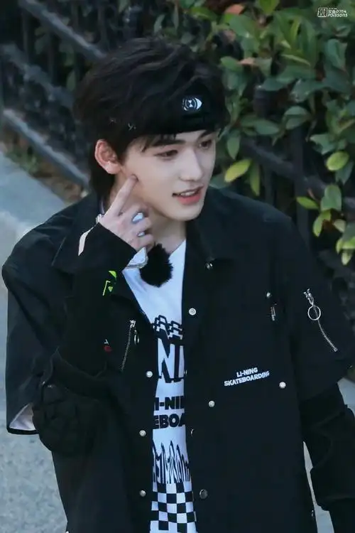 马嘉祺宋亚轩张真源贺峻霖黑色发带