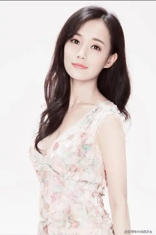 李一桐惊艳身材曝光:颜值与实力并存的女神_胡一天_比例_网友