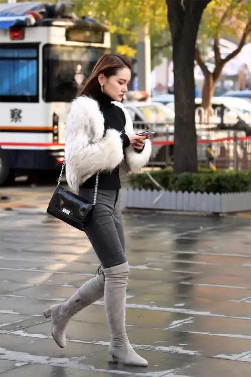 修身牛仔裤搭配高筒靴,经典搭配一直不过时