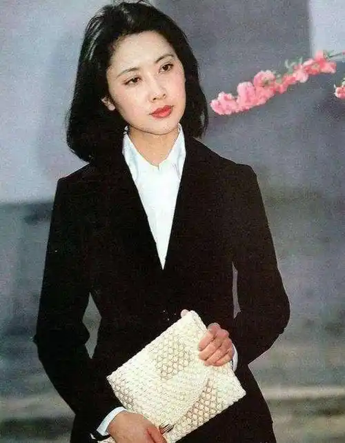 朱琳结过两次婚,与第一任丈夫在一起不久便离婚了,随后遇到现任老公