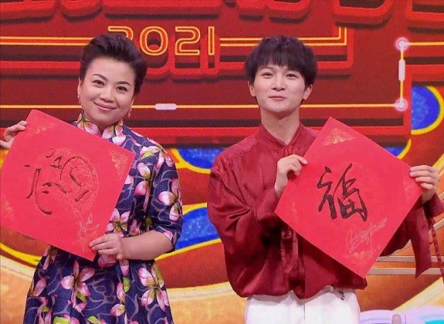 周深上春晚泪目爸爸妈妈从此我不会再自卑了