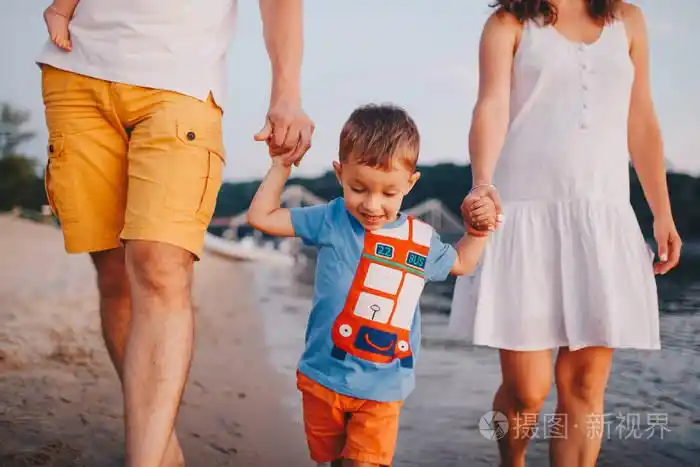 爸爸妈妈手牵手两个孩子,兄弟.湖边有两个孩子的友好大家庭