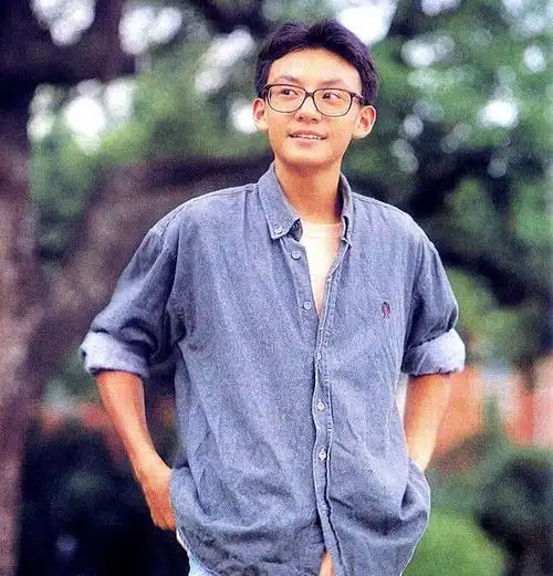 小时候,他跟父亲一起拍照,还是天真烂漫的:曾几何时,张震也是个活泼