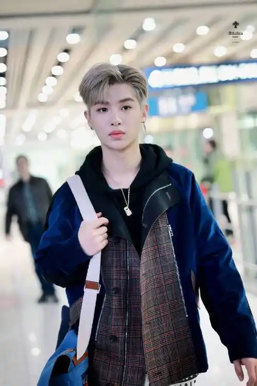 黄明昊#密室大逃脱#机场图来啦!哈哈哈这是为了节目录制剪了新发型吗?