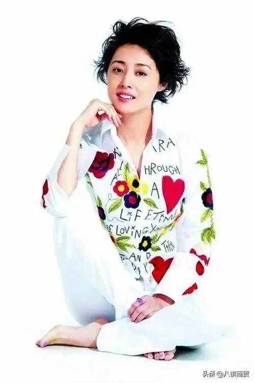 初代冯女郎刘蓓穿着真时髦黑西装配花衬衫居然一点不俗气