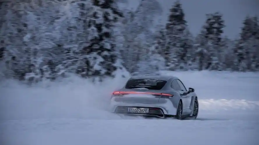 电脑壁纸 汽车 2020新款跑车保时捷tayacan4霸气写真