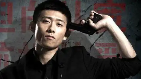 2009年,张一山与成龙携手合作,共同出演了电影《寻找成龙》.