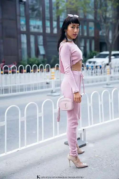 吉克隽逸"衣不遮体"街拍 露肚脐装只有她敢这么穿了