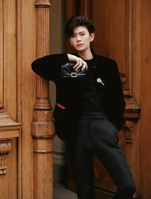 代言人任嘉伦亮相巴黎时装周roger vivier活动#巴黎时装周