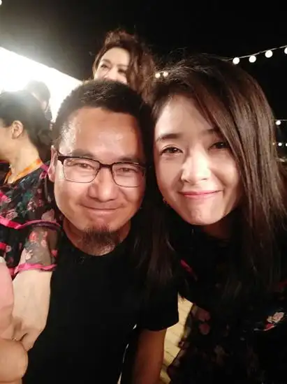 王凯蒋欣恋爱是真的吗(蒋欣主动搂着神秘男亲密合影,王凯也受牵连,这