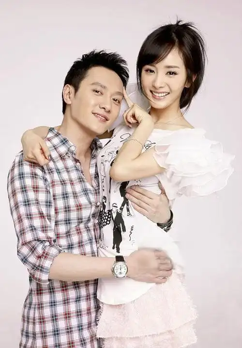 杨幂与赵丽颖老公冯绍峰早年亲密照曝光二人搂腰搂脖甜蜜爆表