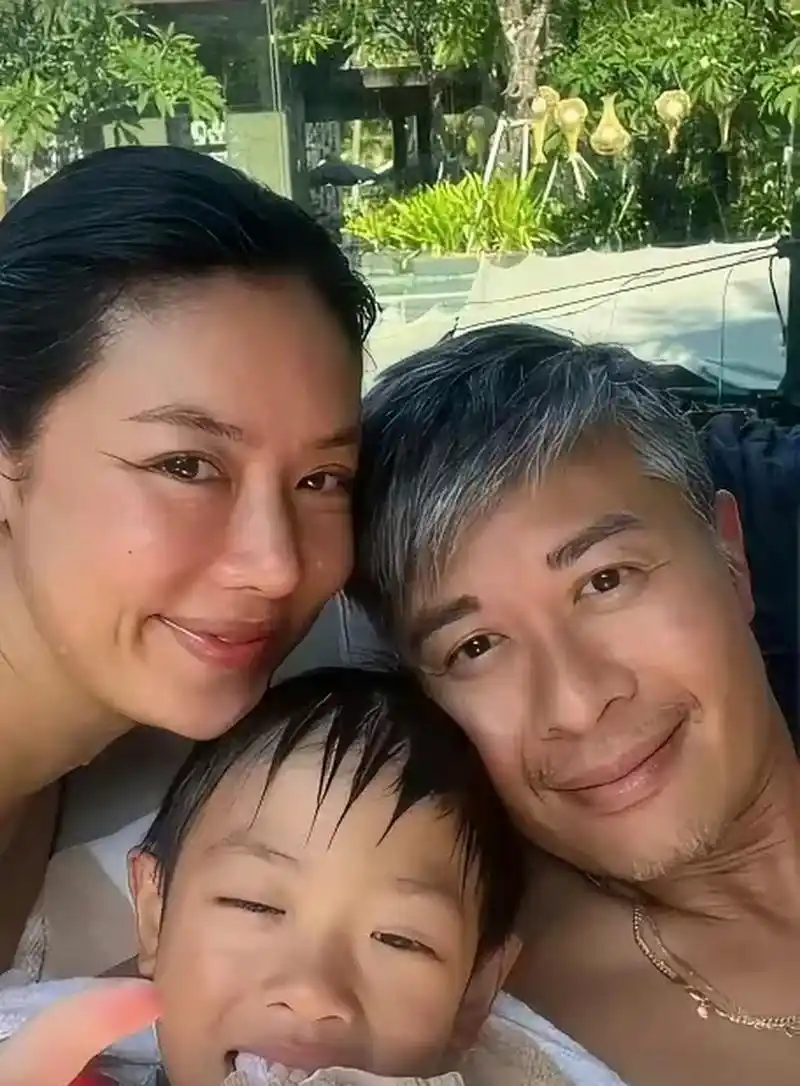 听说乐基儿又离婚了,和老公共同抚养小孩,倒是黎明现在很幸福很低调