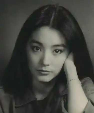 大美人林青霞便是如此,眼睛妩媚动人,光这一点再配上独特的美人沟下巴