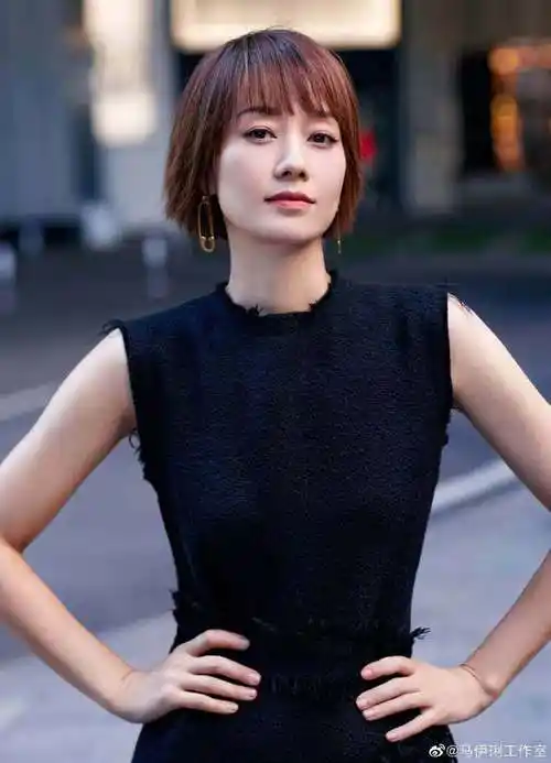 45岁沪女星马伊琍拍性感大片 穿紧身裙曲线完美