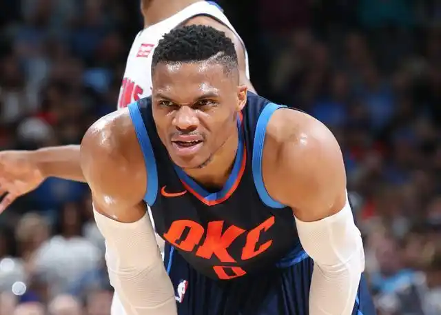 威少最后投三分连自己粉丝都看不下去:你可以单干但不能蛮干