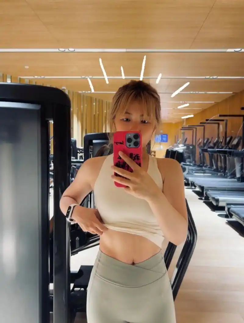 赖美云晒健身照