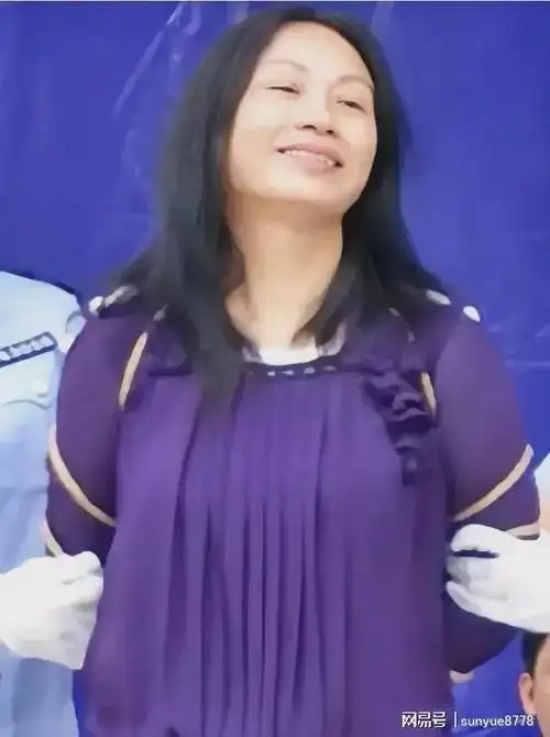 广东揭阳公审大会上一名女犯从容不迫的表情让人深思